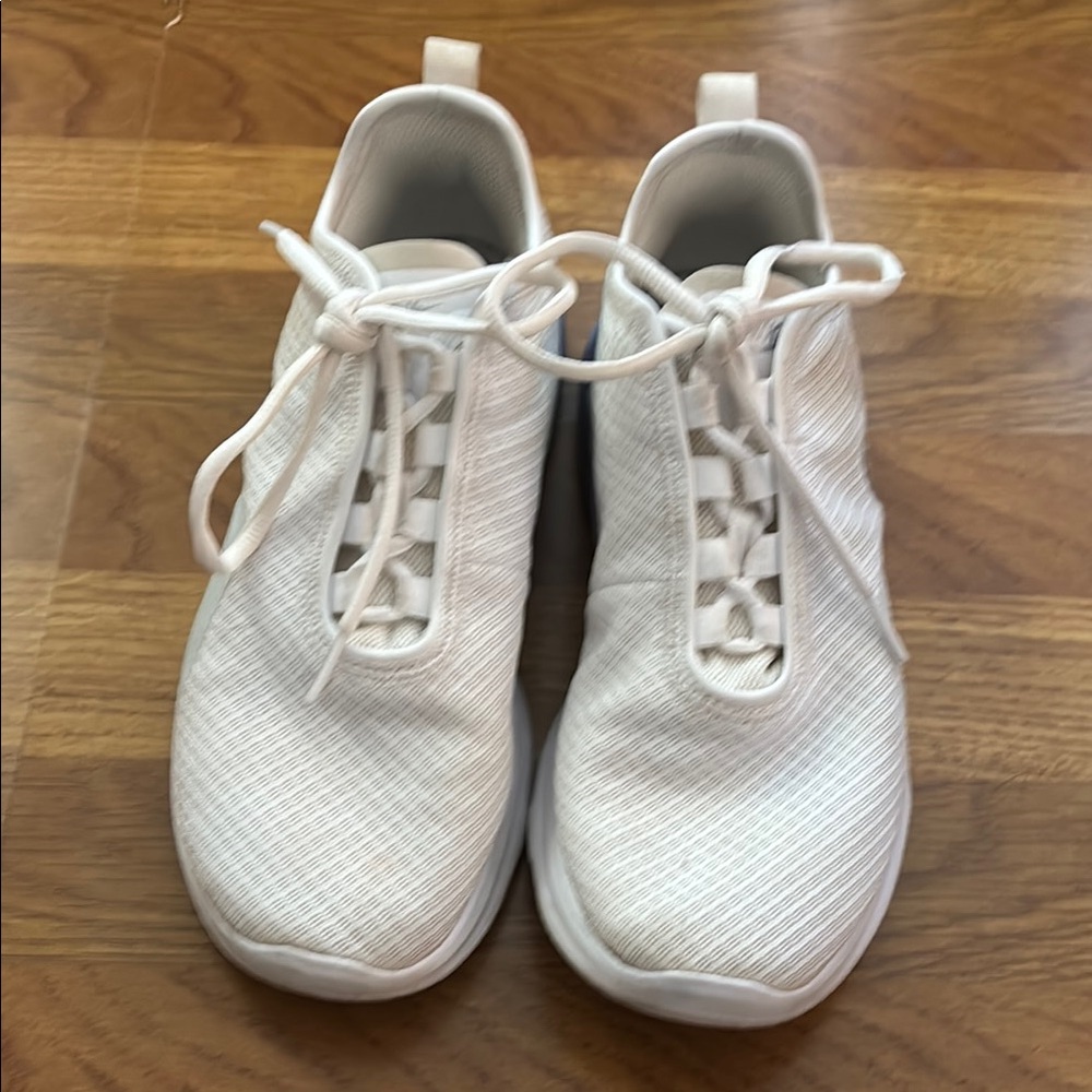 Nike White Sneakers Sleek Modern Design